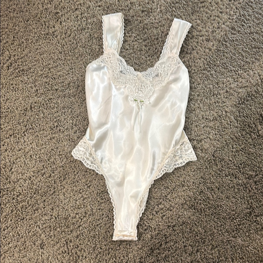 Elegant White Lace Bandeau
